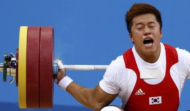 Nhà vô địch cử tạ của Hàn Quốc Jaehyouk Sa trước đó đã thành công với mức tạ 158kg, và anh quyết định nâng mức tạ lên 162kg, nỗ lực quá sức khiến khuỷu tay phải của anh bị gãy...